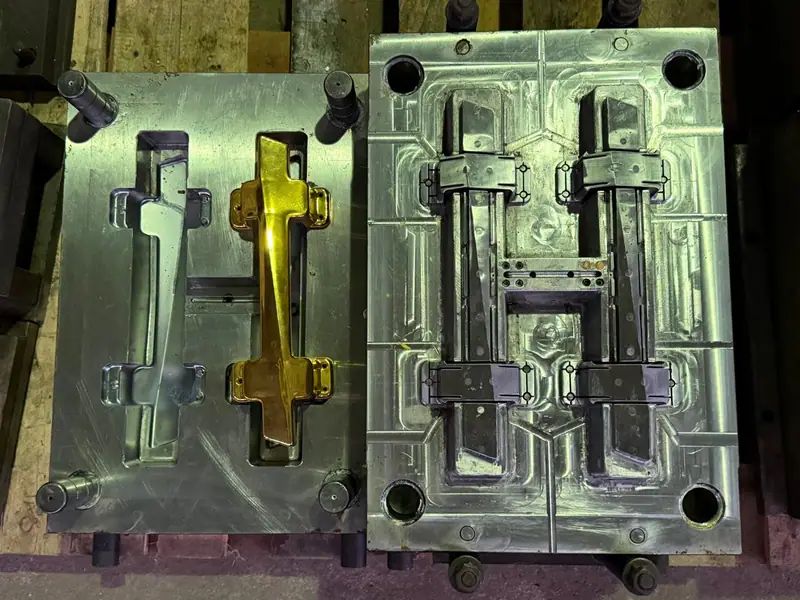 Detalhe do molde de injeção para alça de caixão no estoque da 3WS Moldes