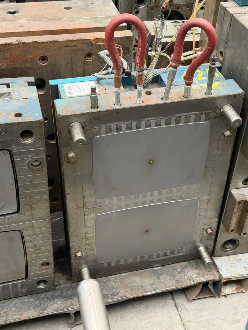 Detalhe do molde de injeção para bandeja no estoque da 3WS Moldes