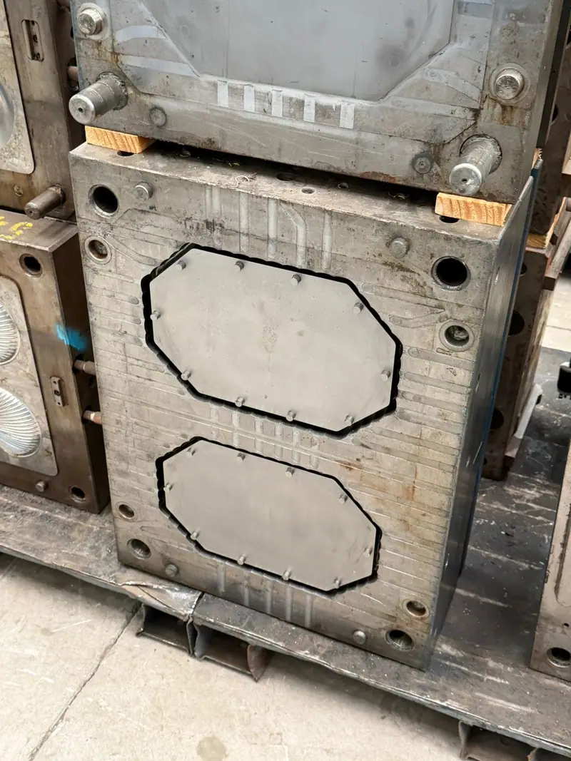 Detalhe do molde de injeção para bandeja decorada no estoque da 3WS Moldes