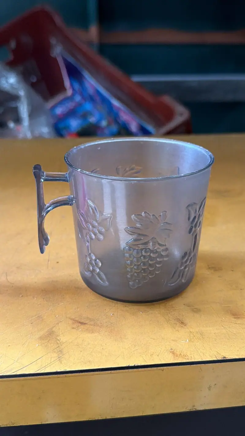 Peça plástica produzida pelo molde para caneca com relevo de uvas