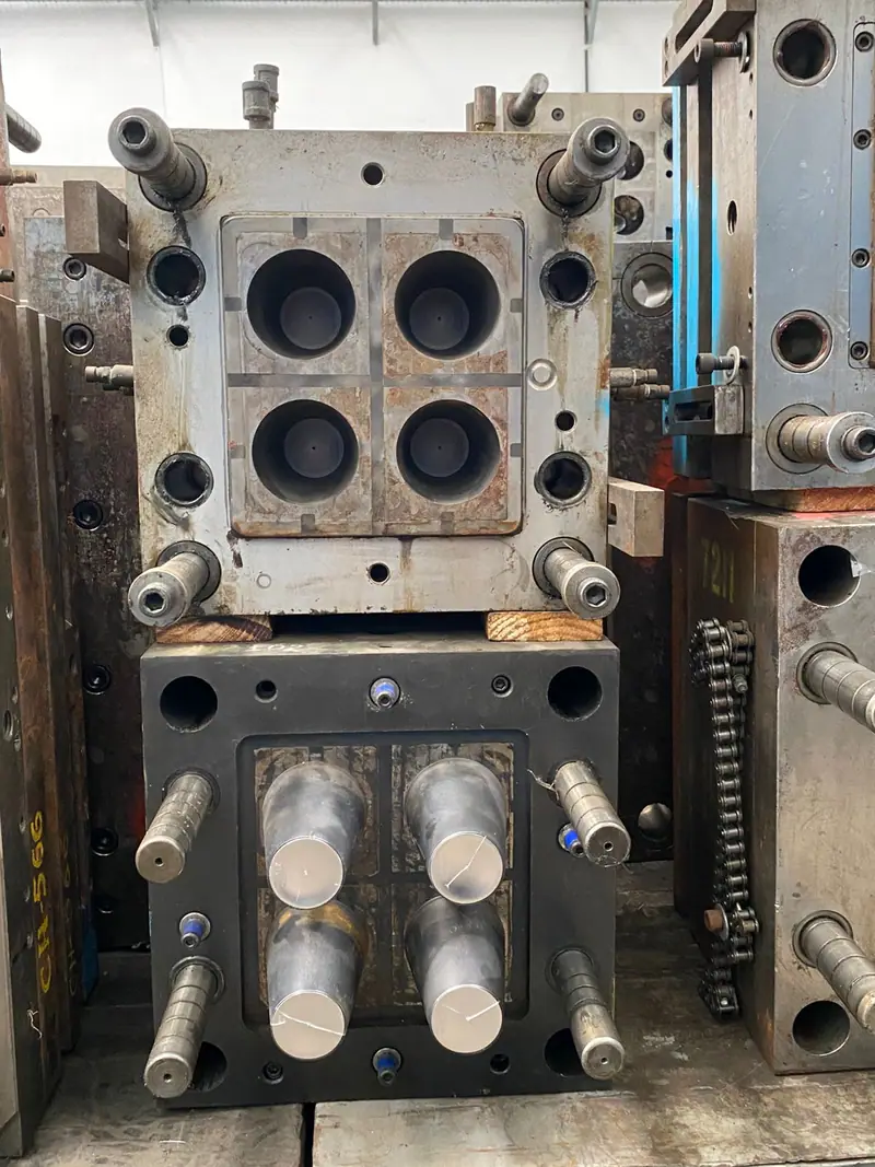 Detalhe do molde de injeção para copo com peça de 40 g no estoque da 3WS Moldes