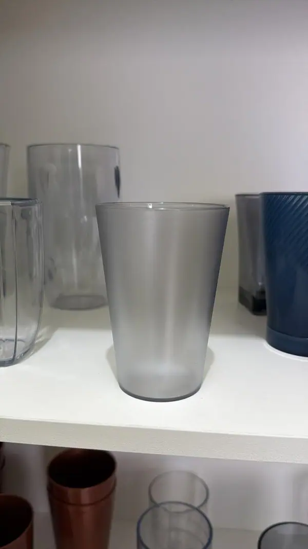 Peça plástica injetada a partir do molde para copo com peça de 40 g — detalhe 3