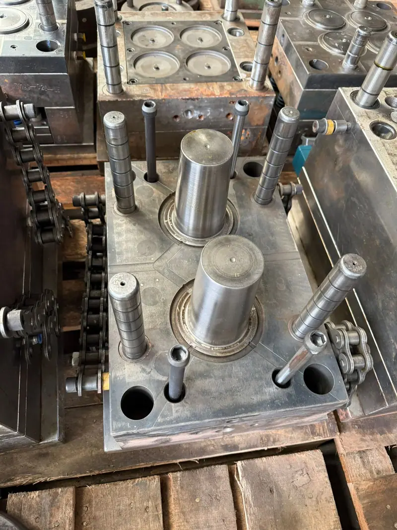 Molde de injeção plástica para copo de 660 ml com tampa e sobretampa com 2 cavidades