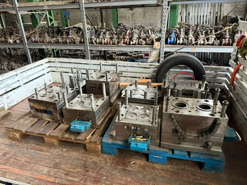 Detalhe do molde de injeção para copo de 660 ml com tampa e sobretampa no estoque da 3WS Moldes