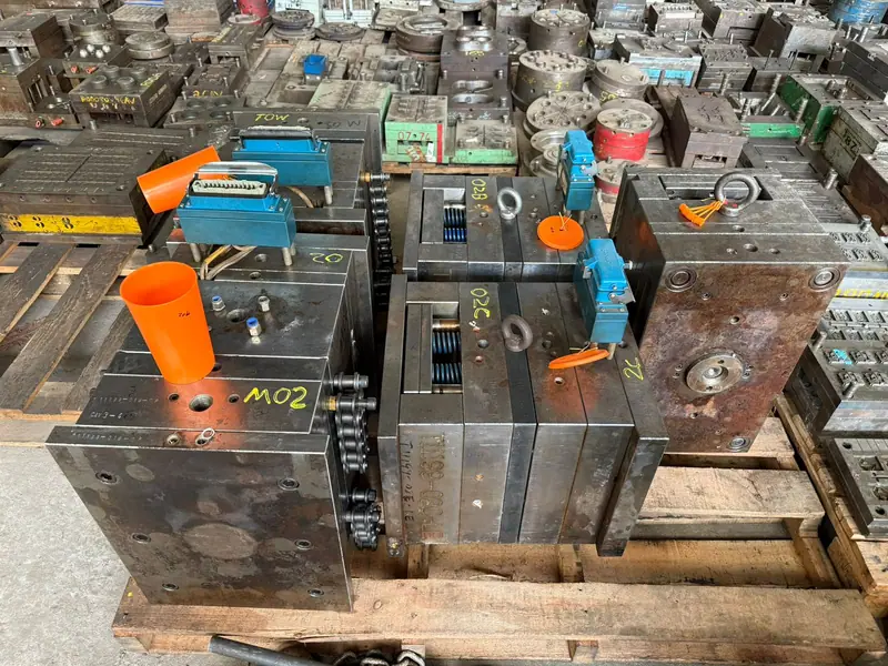 Molde de injeção para copo de 660 ml com tampa e sobretampa — vista 3