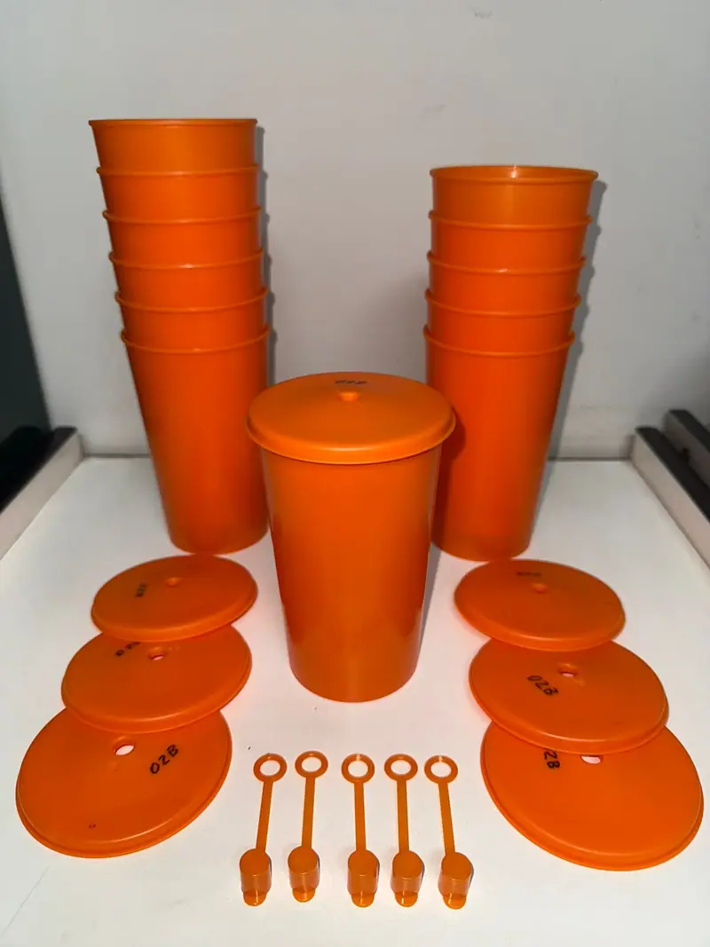 Peça plástica produzida pelo molde para copo de 660 ml com tampa e sobretampa
