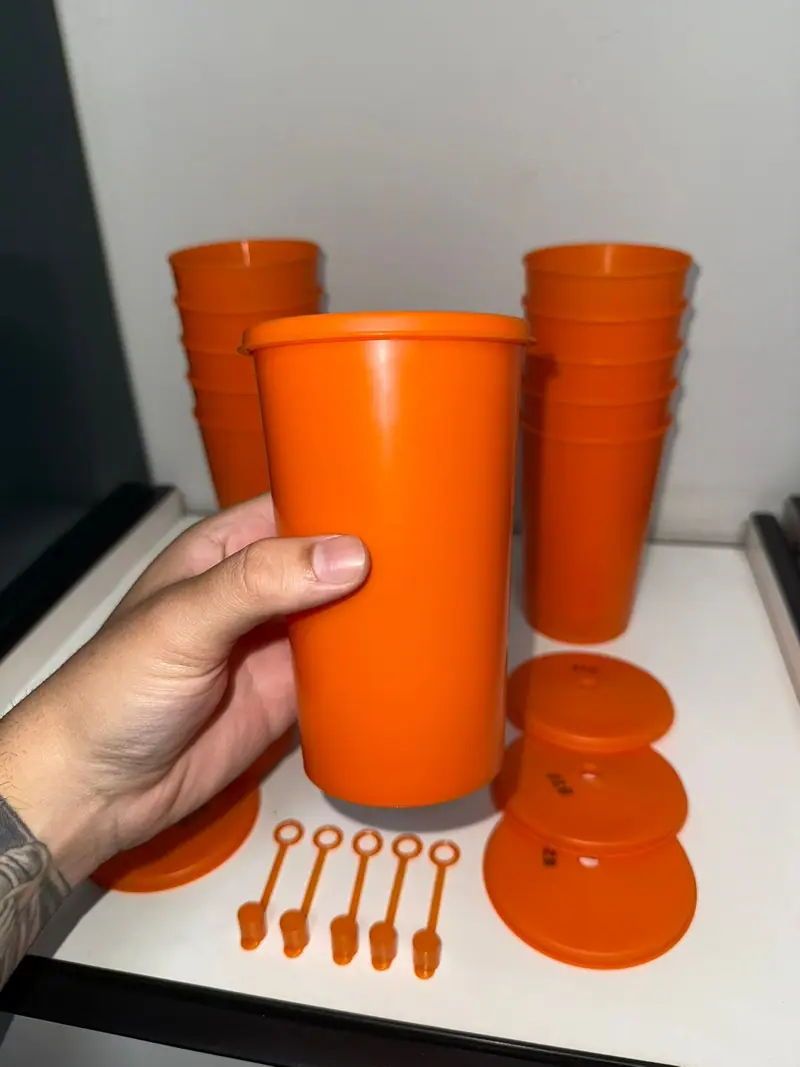 Peça plástica injetada a partir do molde para copo de 660 ml com tampa e sobretampa — detalhe 2