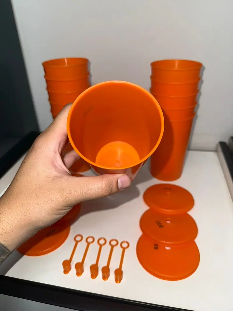 Peça plástica injetada a partir do molde para copo de 660 ml com tampa e sobretampa — detalhe 3