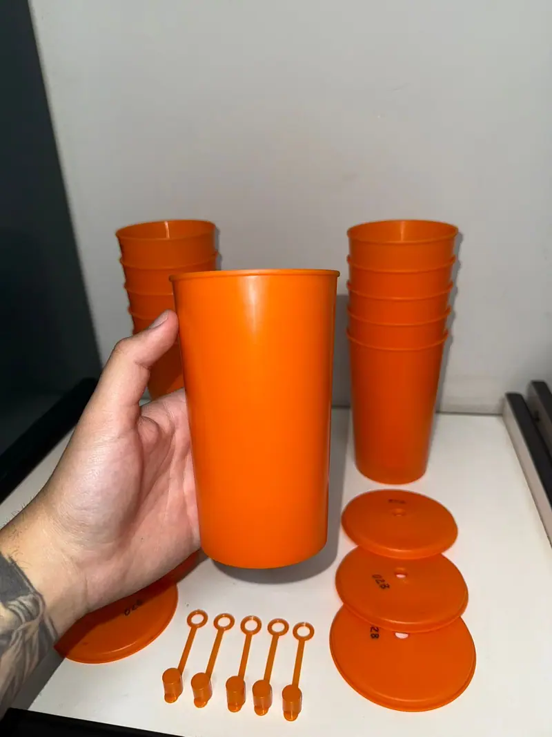 Peça plástica injetada a partir do molde para copo de 660 ml com tampa e sobretampa — detalhe 4