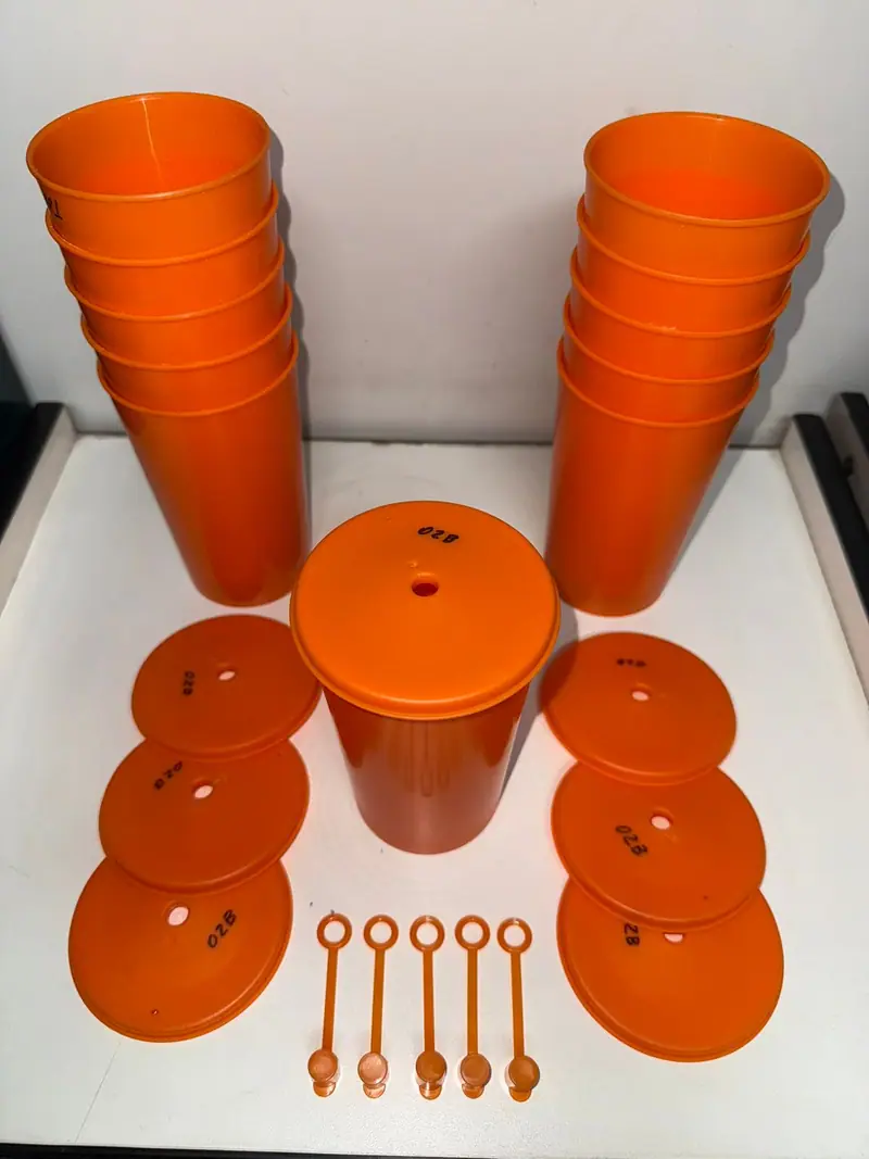 Peça plástica injetada a partir do molde para copo de 660 ml com tampa e sobretampa — detalhe 5