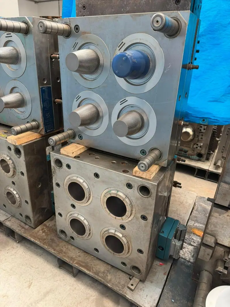 Detalhe do molde de injeção para copo decorado no estoque da 3WS Moldes