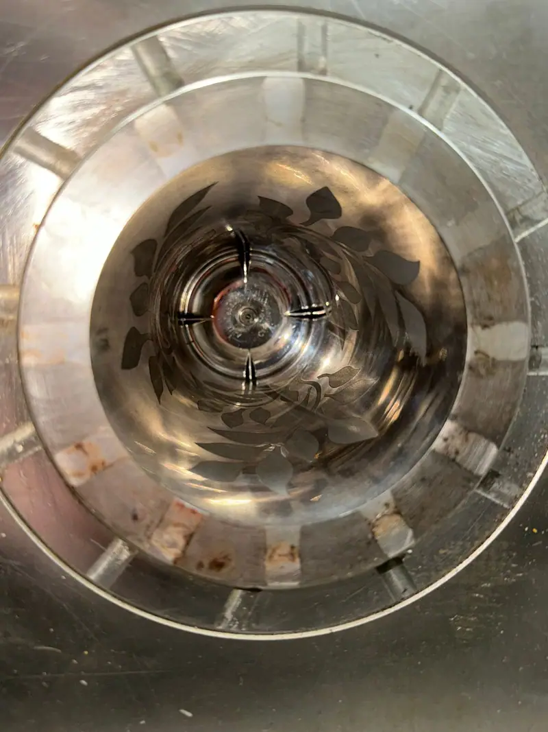 Detalhe do molde de injeção para copo decorado no estoque da 3WS Moldes