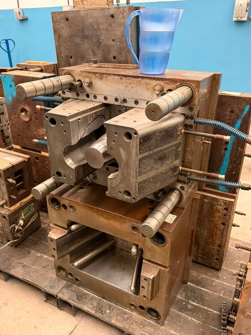 Detalle del molde de inyección para una jarra de 2 litros en el stock de 3WS Moldes