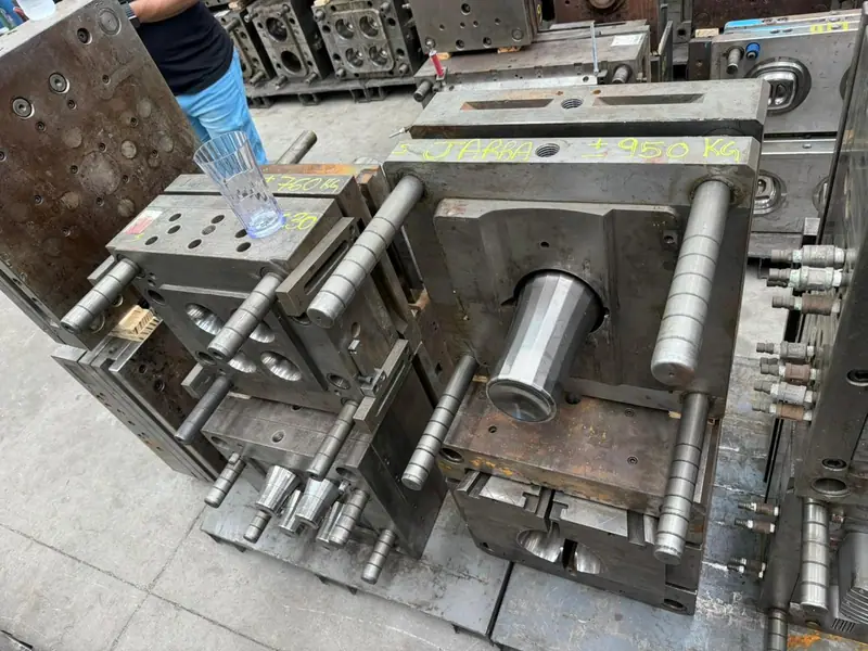 Detalhe do molde de injeção para jarra de 2 litros com tampa e copos no estoque da 3WS Moldes