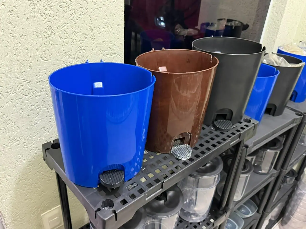 Peça plástica produzida pelo molde para lixeira de 8 litros com pedal