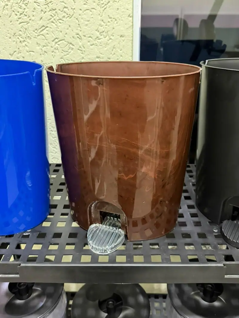Peça plástica injetada a partir do molde para lixeira de 8 litros com pedal — detalhe 2