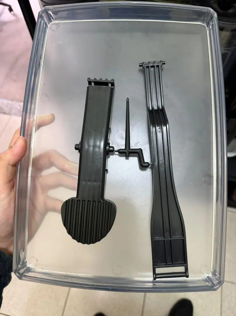 Peça plástica injetada a partir do molde para lixeira de 8 litros com pedal — detalhe 3