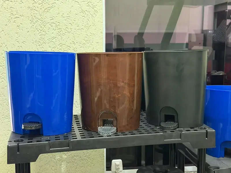 Peça plástica injetada a partir do molde para lixeira de 8 litros com pedal — detalhe 4