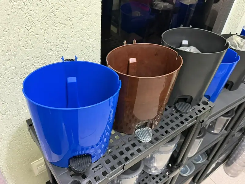 Peça plástica injetada a partir do molde para lixeira de 8 litros com pedal — detalhe 6