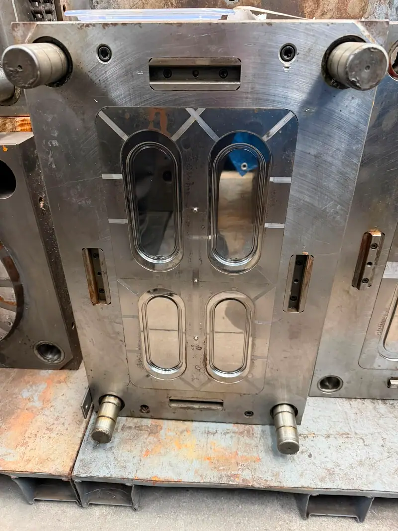 Detalhe do molde de injeção para manteigueira com base e tampa no estoque da 3WS Moldes