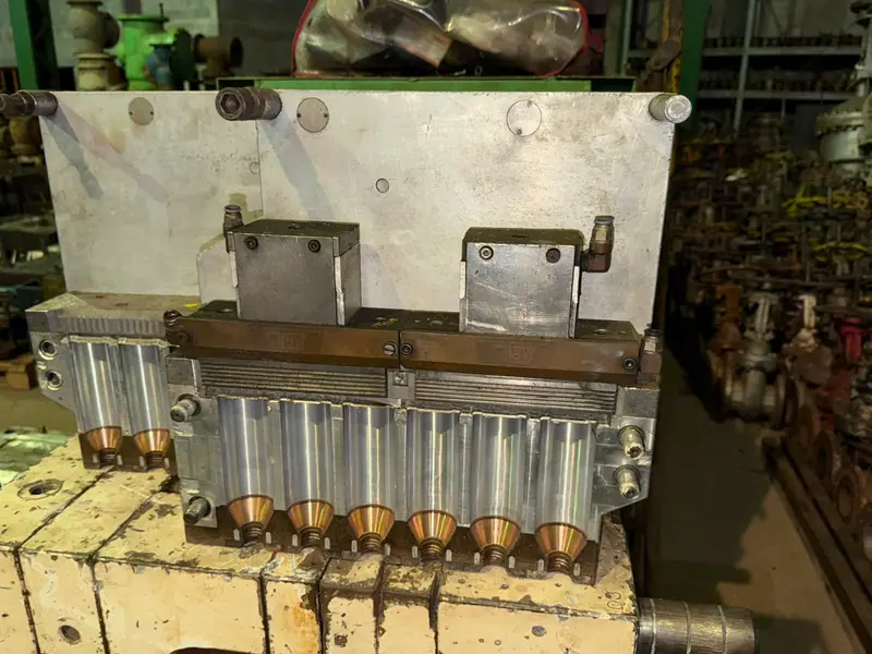 Detalhe do molde de injeção para sopro de embalagens plásticas no estoque da 3WS Moldes