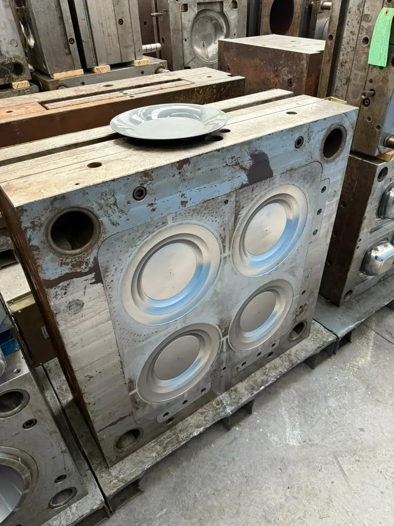 Detalhe do molde de injeção para prato com peça de 100 g no estoque da 3WS Moldes