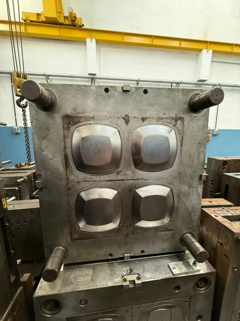 Detalhe do molde de injeção para prato quadrado no estoque da 3WS Moldes