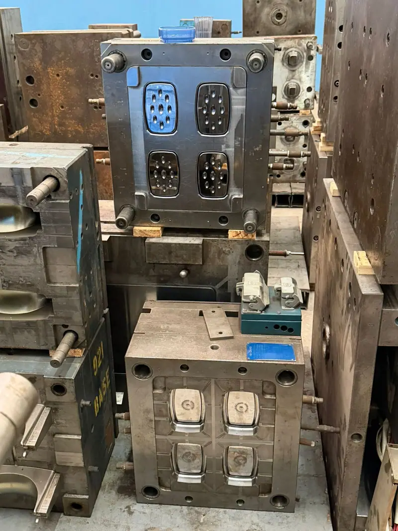 Detalhe do molde de injeção para saboneteira no estoque da 3WS Moldes