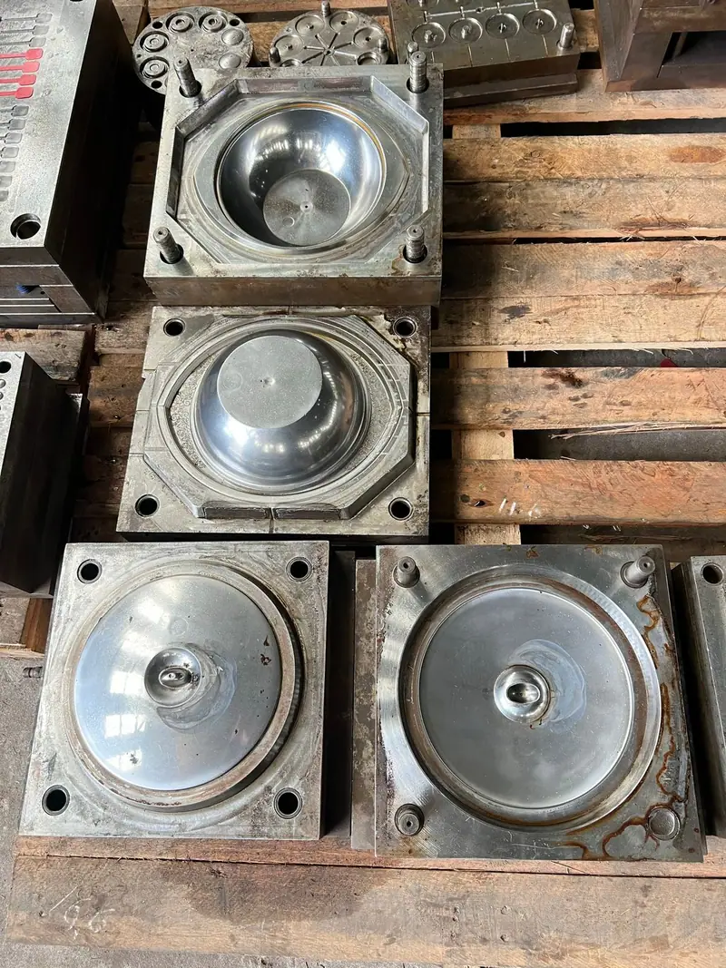 Detalhe do molde de injeção para saladeira no estoque da 3WS Moldes