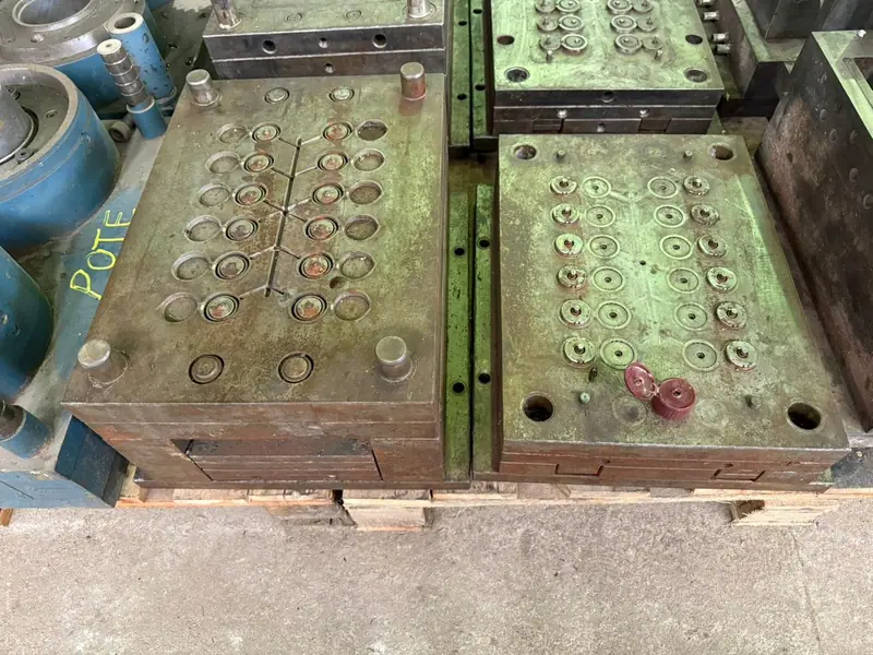 Detalhe do molde de injeção para tampa flip top no estoque da 3WS Moldes