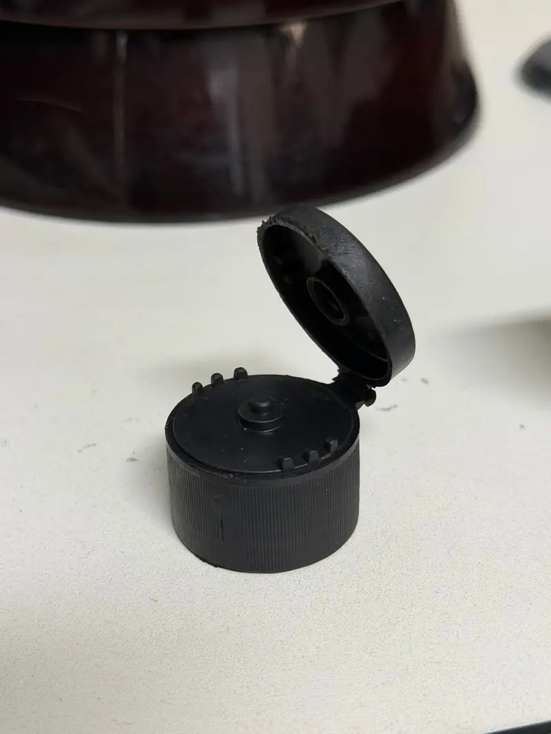 Peça plástica produzida pelo molde para tampa flip top