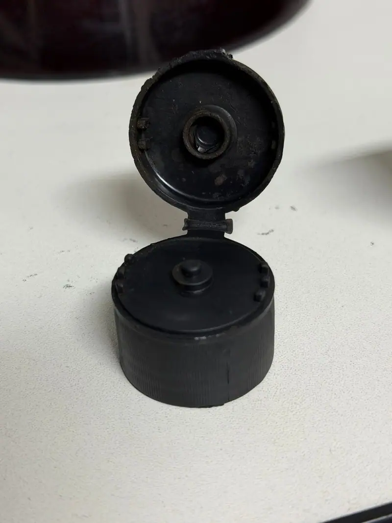 Peça plástica injetada a partir do molde para tampa flip top — detalhe 2
