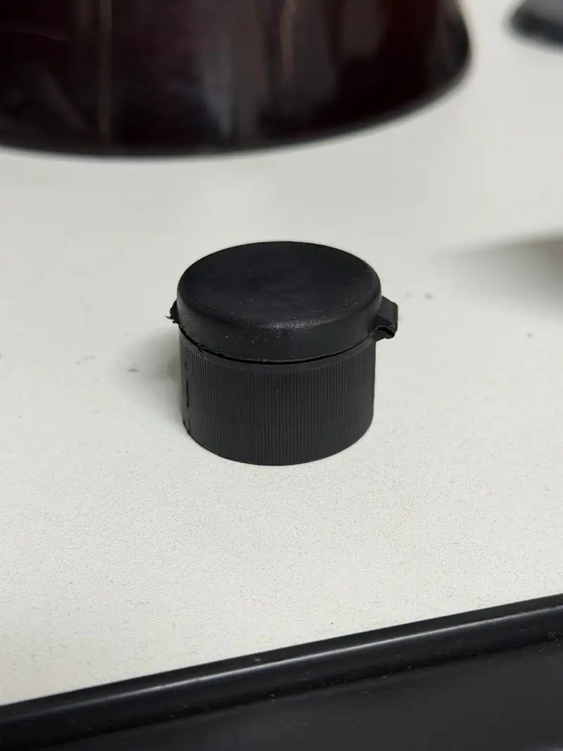 Peça plástica injetada a partir do molde para tampa flip top — detalhe 3