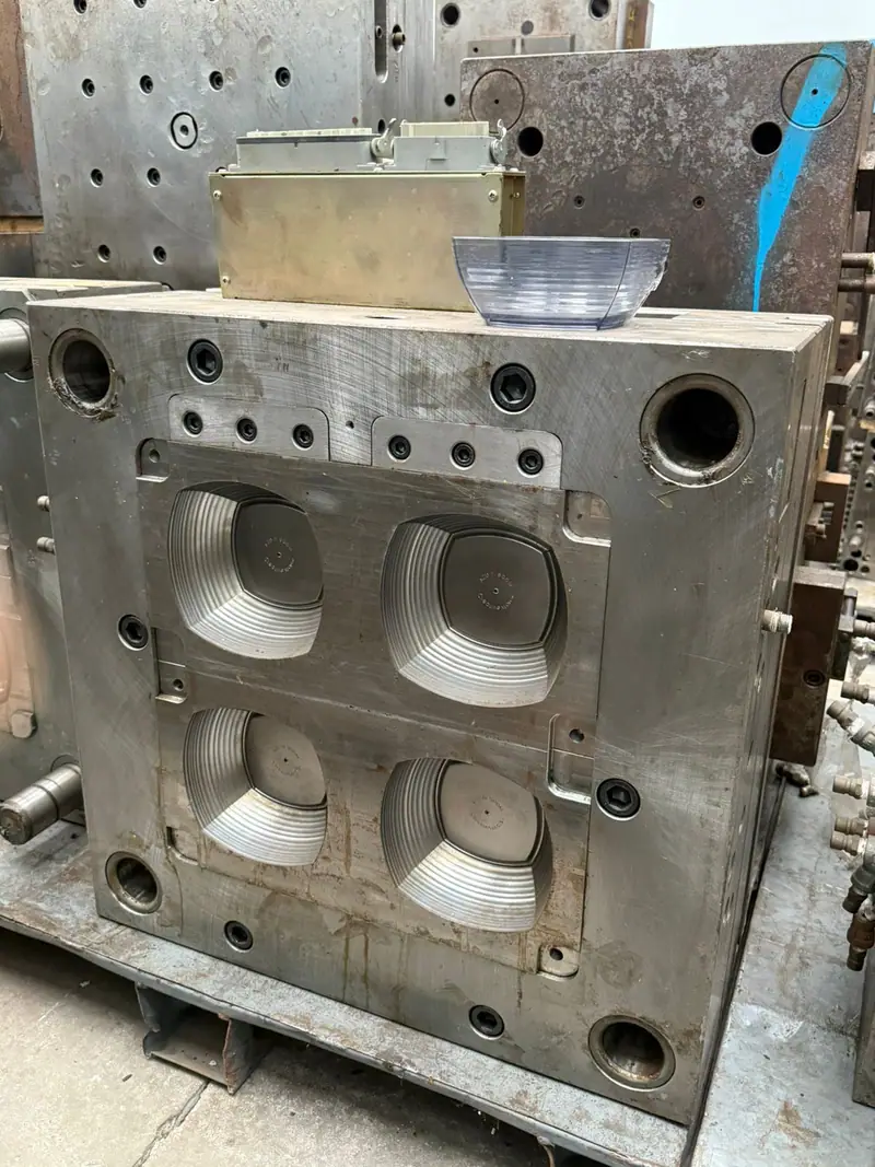 Detalhe do molde de injeção para vasilha no estoque da 3WS Moldes