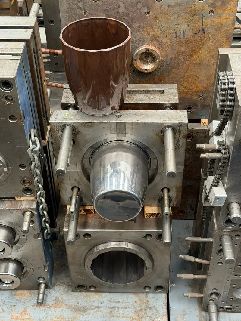 Detalhe do molde de injeção para vaso no estoque da 3WS Moldes